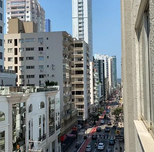Ótimo Apto 2 quartos, Av. Brasil, de frente, quadra mar.